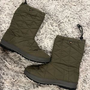 Worn once quilted BOGS! Excellent condition!